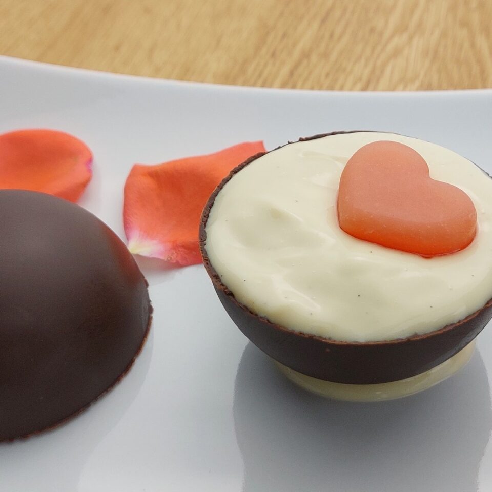 Sfera al cioccolato con cuore liquido alla vaniglia Sfera al cioccolato con cuore liquido alla vaniglia